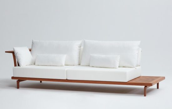 Daniela-Ferro-Sofa-Aracari-com-mesa-lateral-b
